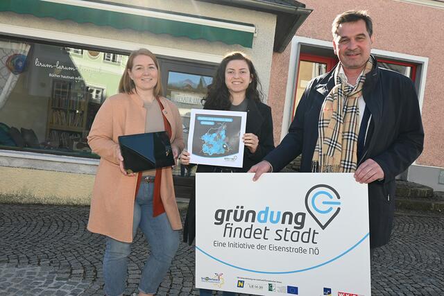 Immobilien abrufen und kostenlos inserieren, das LEADER-Projekt "Gründung findet Stadt 2.0" macht’s möglich: Eisenstraße-Projektleiterin Bettina Rehwald, FALKEmedia-Webdesignerin Hannah Döcker und Eisenstraße-Obmann Bürgermeister Werner Krammer präsentieren die neue Seite gruendungfindetstadt.at.
 | Foto: eisenstrasse.info