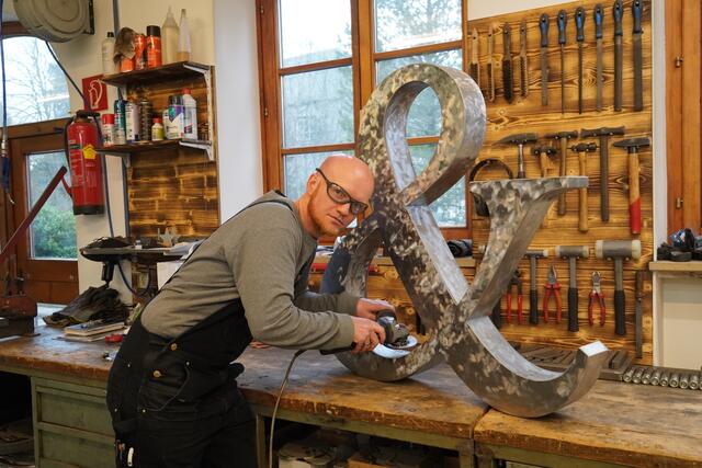 Matthias Klaushofer in seiner Werkstatt, der auch eine Galerie angeschlossen ist.