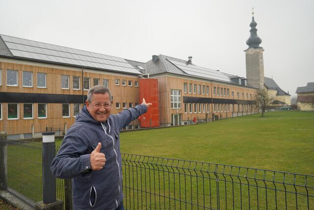 Franz Perschl freut sich, dass in seiner Gemeinde schon viel in Sachen CO2 neutraler Energie getan wird.  | Foto: Gertraud Kleemayr