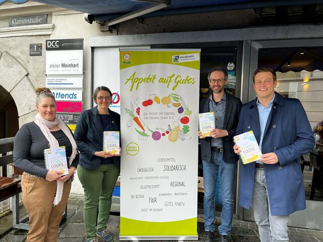 (v.l.n.r.) Barbara Aichinger (FoodCoop Tischlein deck dich, Michaelnbach), Barbara Riegler (stv. Obfrau BIO AUSTRIA OÖ), Norbert Rainer (Leiter Klimabündnis OÖ) und Umwelt- und Klima-Landesrat Stefan Kaineder (Grüne)