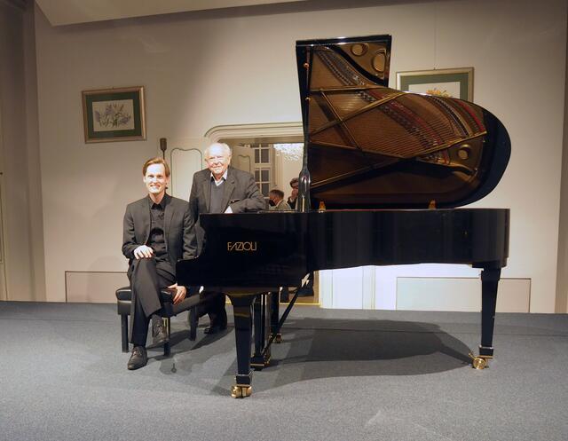 Auch Kulturgemeinderat Horst Kies genoss das Schlosskonzert mit dem jungen, mehrfach ausgezeichneten Pianisten Maximilian Flieder. | Foto: Marktgemeinde Maria Enzersdorf