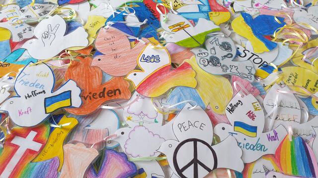 Hitzendorfs Jugend bastelte Friedenstauben und hieß ukrainische Mitschüler willkommen. | Foto: KK