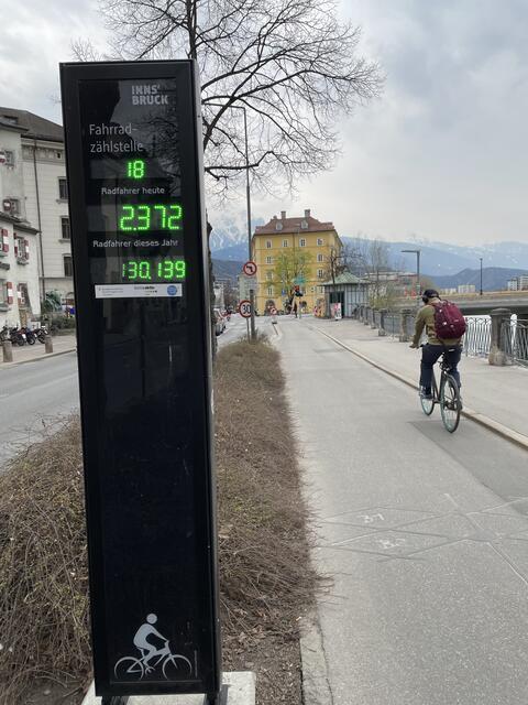 Trotz frischer Temperaturen, verbucht die Fahrradzählstelle am Herzog-Otto-Ufer bereits wieder Rekordwerte.  | Foto: Michael Steger