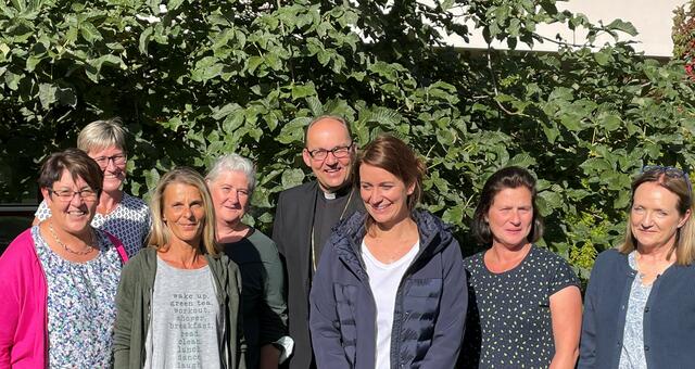 Die Stanzertaler SELBA-Trainerinnen Doris Juen und Alexandra Wiedemann (v.li.) und Barbara Spiss (4.v.li.), im Bild mit den neuen Trainerinnen aus den Bezirken Landeck und Imst und Bischof Hermann Glettler, starten demnächst mit den Praxiseinheiten, zu denen die Bevölkerung herzlich eingeladen ist. | Foto: SELBA/privat