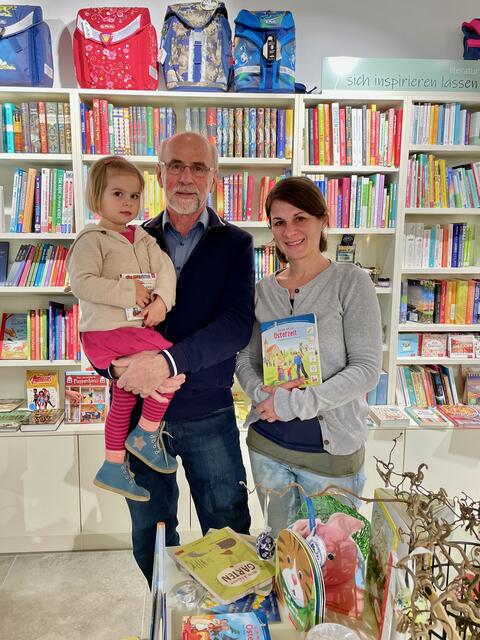 Geschäftsführerin Christina Thonhauser mit ihrem Vater und San Damiano-Gründer Ernst Unterkirchner sowie Tochter Adele. | Foto: MeinBezirk.at