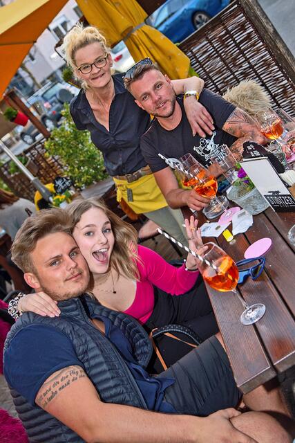 PARTY! PARTY! PARTY - bei bester Stimmung unter Jung und Alt! (Am Foto: Wirtin Sylke Schneider mit Gästen). | Foto: Roland Pössenbacher