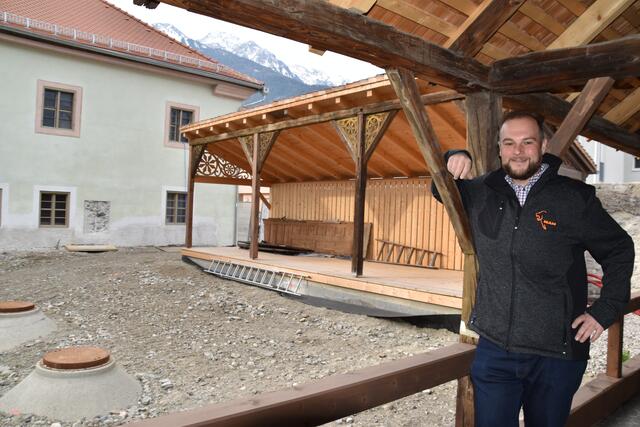 Im Hof des neuen Gemeindehauses werden die alte Kegelbahn und der Pavillon restauriert und der Platz hergerichtet.