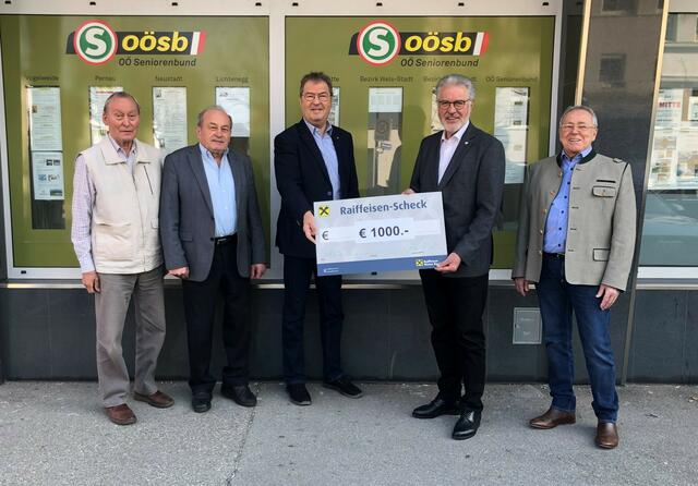 Obmannstv. Stadt Mitte Georg Kransteiner, Obmann Neustadt Bernhard Lehner, Bezirksobmann Helmut Koger, RK-Präsident Walter Aichinger, Obmann Lichtenegg Heinz Holzapfel (v.l.). | Foto: Seniorenbund Wels