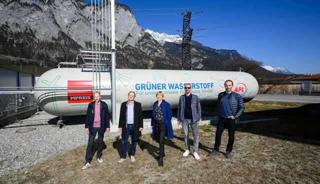 V.l.n.r.: David Mölk (GF MPREIS), Ewald Perwög (Leiter MPREIS Sustainable Energy Solutions), Julia Mölk (Leitung Standortentwicklung BALE, MPREIS), Peter Paul Mölk (GF MPREIS) und Mathias Mölk (Leitung Bäckerei Therese Mölk) vor einem der Spezialtanks. | Foto: MPREIS/Franz Oss