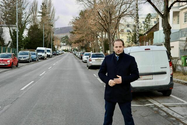 Bezirkschef Daniel Resch (ÖVP) befasst sich schon lange mit der Krottenbachstraße. Jetzt bat die ÖVP die Bewohnenden der Straße zur Abstimmung. | Foto: BV 19/Martinuzzi