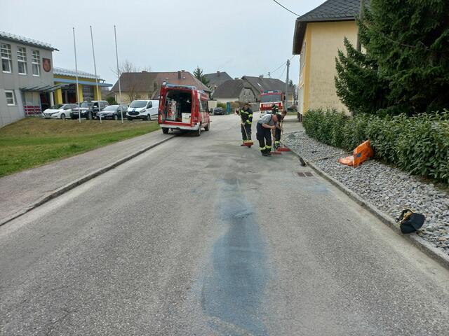 Nach dem Ölaustritt stand die FF Ottnang rund 2,5 Stunden im Einsatz. | Foto: FF Ottnang