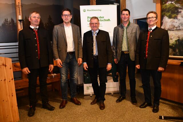 Freuen sich über den großen Zusammenhalt in der Tiroler Landwirtschaft: (v.l.) Obmann Martin Alber (Maschinenring Tiroler Oberland), Dir. Peter Raggl (Bauernbund), Obmann Christian Angerer (Maschinenring Tirol und Österreich), Bezirks-Landwirtschaftskammerobmann Andreas Gstrein und GF Gottfried Gabl (Maschinenring Tiroler Oberland). | Foto: Maschinenring