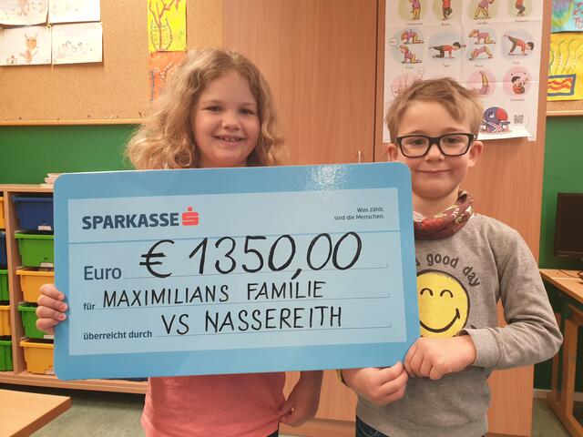 Leonie und Johannes präsentieren stolz den gesammelten Spendenbetrag. | Foto: Fotos: VS Nassereith