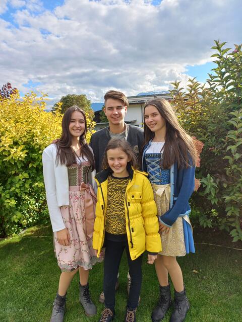 Lisa (links), Lena und Hanna (rechts) Voithofer mit Chris Steger | Foto: Voithofer