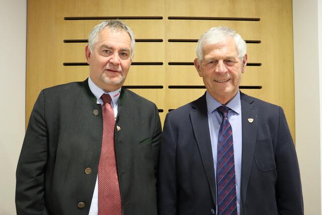 Bürgermeister Helmut Mall und sein Stellvertreter Jakob Klimmer (v.li.) leiten die Geschicke der Gemeinde St. Anton am Arlberg. | Foto: Siegele