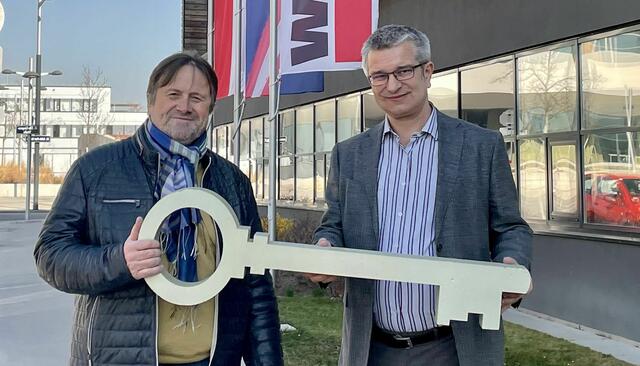 Die symbolische Übergabe. | Foto: wienwork