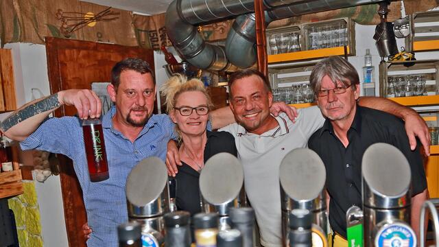 Team Schneiderei: Koch Rene, Wirtin Sylke, Ober Wolfgang und Ober Walter. | Foto: Roland Pössenbacher