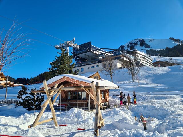 Ein Winterspielplatz mit Schaukel und Wippe sorgt für Spaß rund um die Hexenhütte.  | Foto: SkiWelt Wilder Kaiser-Brixental 