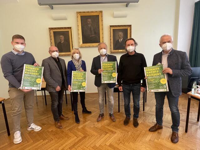Helmut Leitenberger, Hans Assinger, Hans Georg Zach, Helga Sams, Sepp Ferk und Julian Gigler (v.r.) laden zur großen Sommernachtskonzert. | Foto: Waltraud Fischer