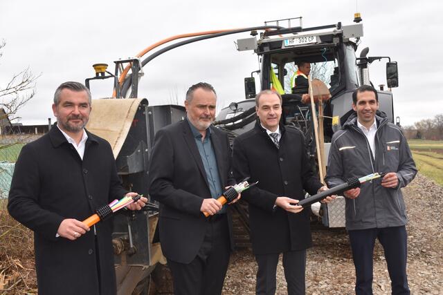 Breitbandinternet durch Glasfasernetz im Bezirk Oberwart wird ausgebaut: LR Heinrich Dorner, LH Hans Peter Doskozil, LR Leonhard Schneemann und Stephan Sharma (Energie Burgenland Vorstandsvorsitzender)