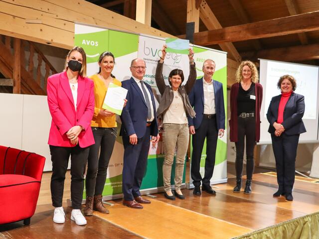 Die Volksschule Filzmoos hat es gleich zwei Mal auf die Bühne geschafft: Neben der „grünen Gabel“ sind sie auch als „Gesunde Volksschule“ ausgezeichnet worden. | Foto: AVOS/Bukovics