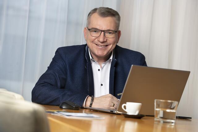 LR Tratter: „Die 32 Millionen Euro an Bedarfszuweisungen des Gemeindeausgleichsfonds finanzieren wichtige Infrastrukturprojekte der Gemeinden und kommen damit direkt den Bürgerinnen und Bürgern zugute.“  | Foto: © Land Tirol/Cammerlander