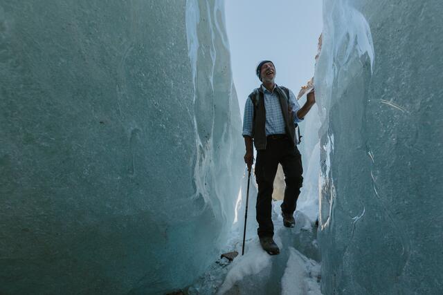 Gletschermesser Günther Groß bei der Arbeit am Ochsentalergletscher (Silvrettagruppe) im Sommer 2021. | Foto: Alpenverein/Alexander Fuchs
