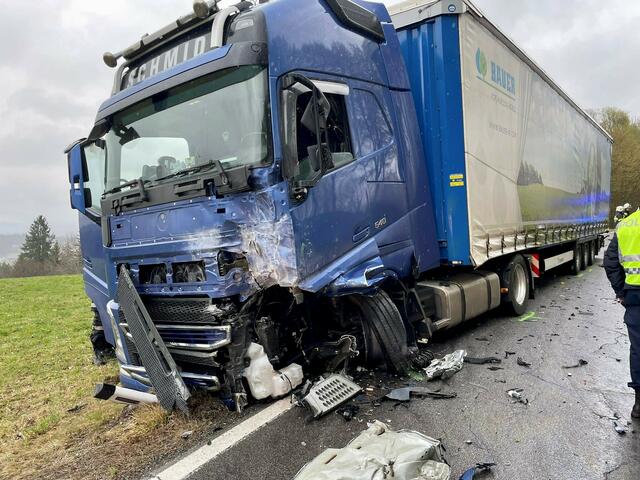 In diesen Lkw krachte ein Kleintransporter, der Fahrer starb an der Unfallstelle. | Foto: Rotes Kreuz/D. Putz