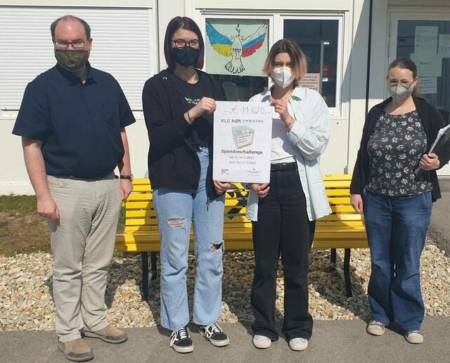 ÖJRK-Schulreferent Thomas Hasenberger, die beiden ÖJRK-Schulsprecherinnen Bernadette Lang und Beatrix Müllner (beide 6A) sowie Maria Haid, die die Organisation für die Caritas der Erzdiözese Wien übernommen hat. | Foto: KLG Gänserndorf