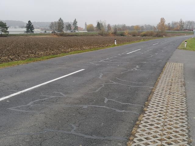 Auch auf der Fürstenfelder Straße in Fehring wird der Asphalt erneuert. | Foto: Land Steiermark