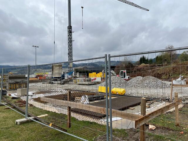 Der Wirtschaftshof befindet sich schon in Bau und soll im September fertig werden. | Foto: Almer