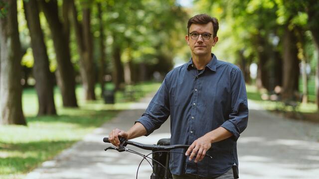 Philipp Pointner (Neos) ist der Meinung, dass durch "effizienten Einsatz von Steuergeld" bessere Radinfrastruktur geschaffen werden kann. Für neue Abgaben ist er nicht zu haben: "Schließlich leben wir in einem Hochsteuerland." | Foto: Neos