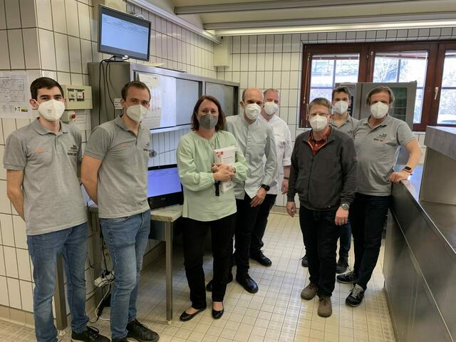 Felix Rohringer und Maximilian Hirsch (Entwickler), Dir. Mag. Barbara Sablik-Baumgartner, Gerhard Breunhölder (Küchenchef), Clemens Slama (Kochlehrer), Thomas Elma (Schulwart), Valentin Hirsch (Entwickler), DI Dr. Walter Führer (Koordinator) | Foto: HTL Hollabrunn