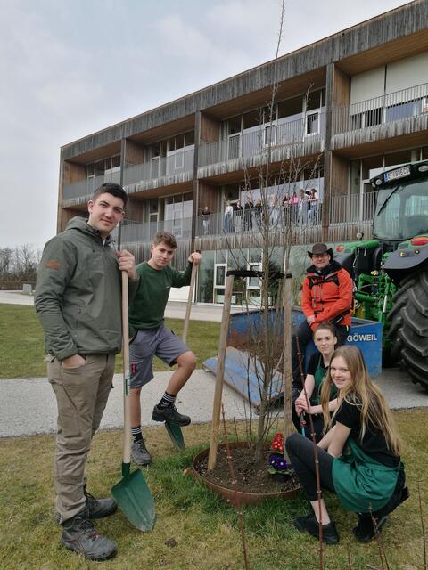 Kurzer Boxenstopp bei den Mädls und Burschen der FR Hauswirtschaft und der FR Landwirtschaft vor dem abz Lambach. | Foto: Margit Ziegelbäck