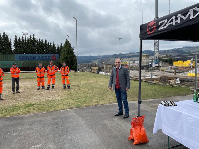 In seiner Ansprache skizzierte Kurt Riemer das Werdenb des neuen Wirtschaftshofs. | Foto: Almer