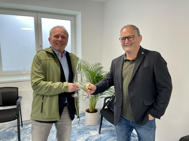 Gerhard Math (Bürgermeister Hundsheim) und Leopold Zwickelstorfer (Bürgermeister Scharndorf)  | Foto: Michalka 