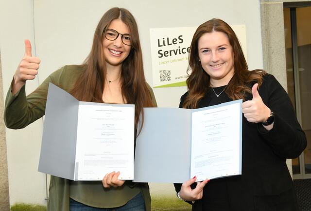 Julia Wolfinger (links) und Anna Schörgenhuber mit ihren Zeugnissen. | Foto: JKU