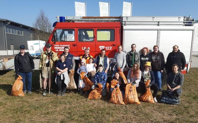 Neben vielen anderen Vereinen sammelte auch die Feuerwehr sammelte Müll für eine sauberes Neumarkt. | Foto: Stadtgemeinde Neumarkt