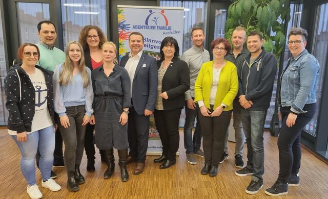 Ansfeldens Bürgermeister Christian Partoll (6. v. .) bei der Neuwahl des Vorstands beim Ansfeldner Familienverein Abenteuer Familie Ansfelden. | Foto: Abenteuer Familie Ansfelden