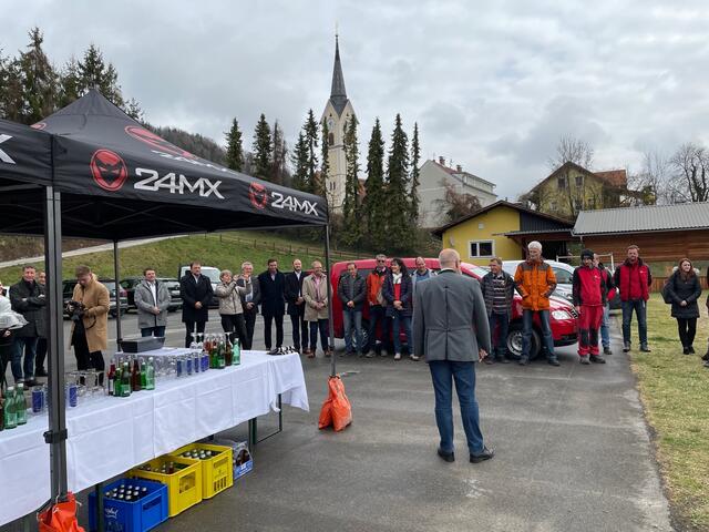 Bgm. Kurt Riemer hatte zu Spatenstich einige Ehrengäste eingeladen. | Foto: Almer