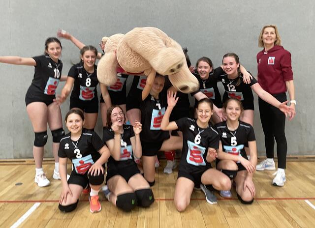 Die Volleyballerinnen der Mittelschule Jennersdorf setzten sich gegen die Konkurrenz aus Oberschützen und Stegersbach durch. | Foto: Mittelschule Jennersdorf