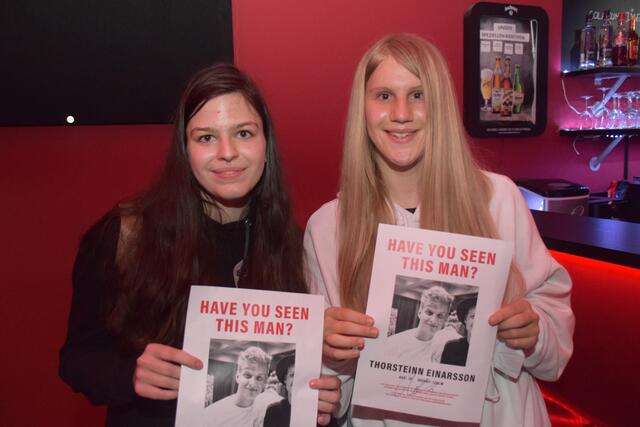Präsentieren stolz die Autogramme: Miriam Fuchsbauer und Magdalena Nemecek
