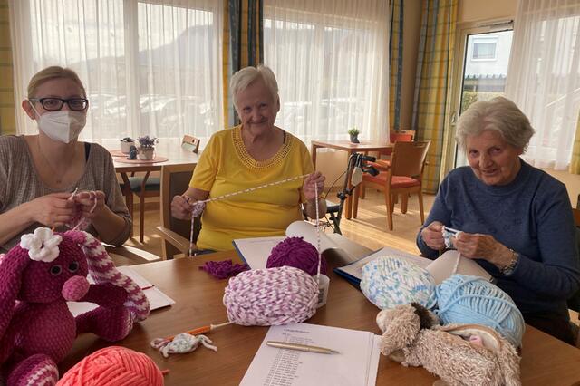 Hausleiterin Karin Näher und die Bewohnerinnen Lissi Schlauer, Irmgard Rieberer und Rosina Siegl arbeiten fleißig an einem großen Langohrhasen.  | Foto: SeneCura