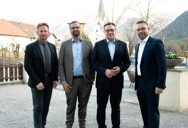 Günther Platter stattete den Bürgermeistern Matthias Fink (Wildermieming, 2.v.l.), Martin Kapeller (Mieming, re.) und Erich Mirth (Obsteig, li.) einen Besuch ab. | Foto: Angerer