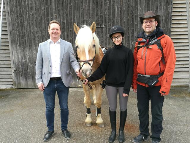 Mit dem Pferd oder doch lieber zu Fuß? Bei dieser Frage ist sich Papa Thomas mit seiner Tochter und angehenden Pferdewirtin noch nicht einig. Am Bild mit Direktor Karl Kronberger am Areal der Stiftsreitschule.

 | Foto: Margit Ziegelbäck