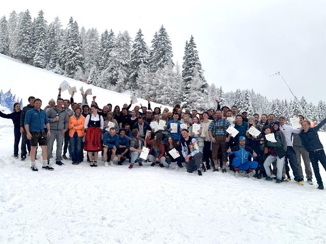 Das sind jene Damen und Herren, die ab sofort die Berufsbezeichnng "Tiroler Skilehrer/Tiroler Skilehrerin" tragen dürfen. | Foto: Tiroler Skilehrerverband