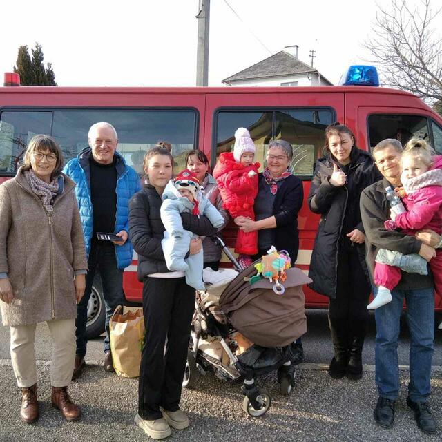 Eine Großfamilie wird von St. Martin mit dem Feuerwehrauto nach Haslach überstellt. Die Quartiergeber freuen sich zusammen mit den Flüchtlingen und Vizebürgermeisterin Reich (li). | Foto: Gemeinde Haslach