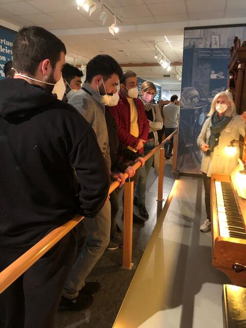 Mit bereits vor einiger Zeit eingetroffenen Flüchtlingen gab es als kulturelles Angebot einen Besuch ins Klangmuseum. | Foto: Gemeinde Haslach