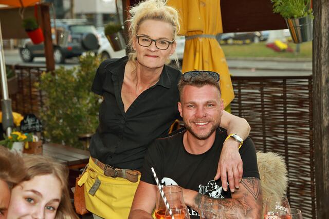 Wirtin Sylke Schneider mit Gästen | Foto: Roland Pössenbacher