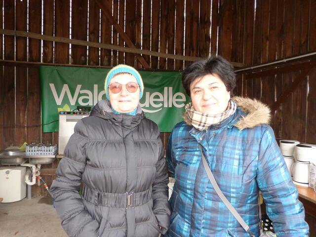 Hausensteiner Renate und Christine Binder, Obfrau des Vereins ,,Kobersdorf Aktiv" waren für die Getränke und natürlich für die Unterhaltung zuständig. 